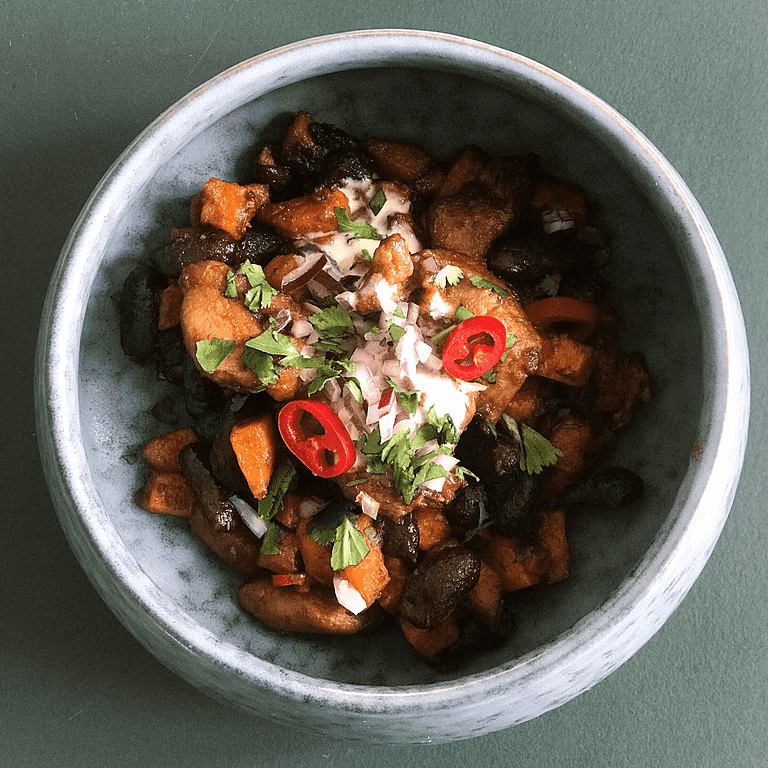 Kalkun-chili med søde kartofler, kidneybønner og creme fraiche