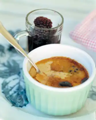 Creme brulée med brombær