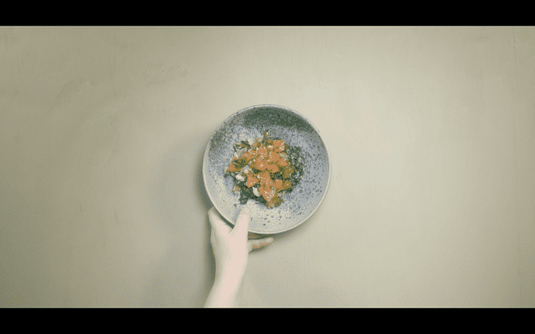 Cremet bønneotto med spinat, svampe og tomattopping