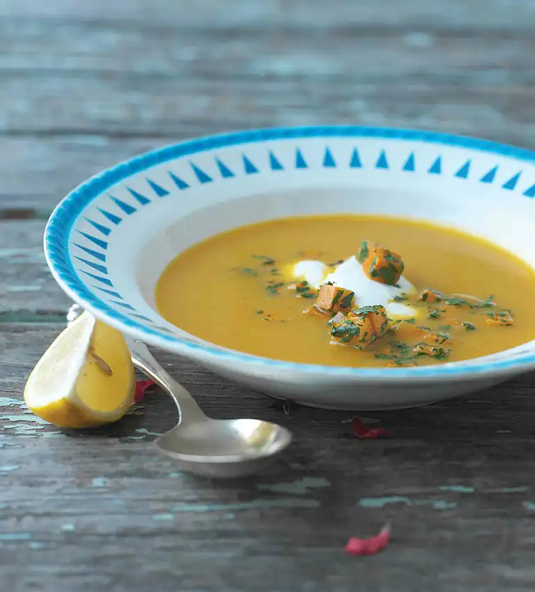 Cremet suppe af søde kartofler, gulerødder og røde linser