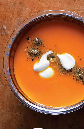 Cremet suppe af søde kartofler og gulerødder med bergamotte og chili