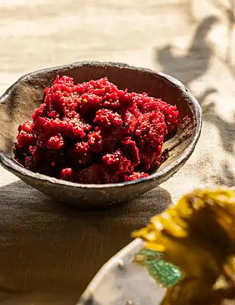 Crunchy rødbededip med sennepskorn og harissa