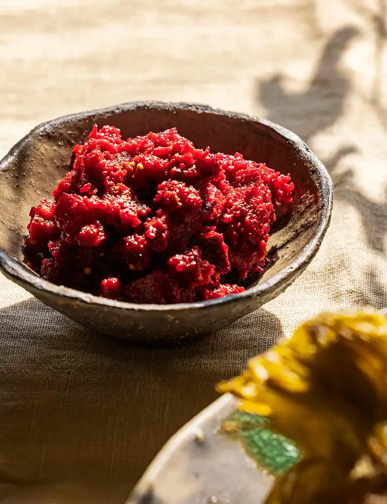 Crunchy rødbededip med sennepskorn og harissa