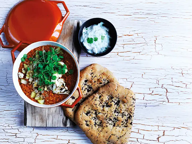 Dahl med kartofler og blomkål, raita og naan