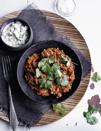 Daal med aubergine og varme krydderier og raita