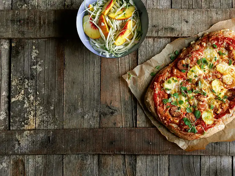 Deep pan pizza med chorizo og kartofler og sommerkålsalat med ferskner