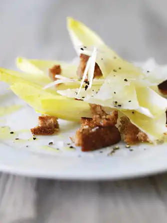 Julesalat med honningdressing og tør italiensk ost