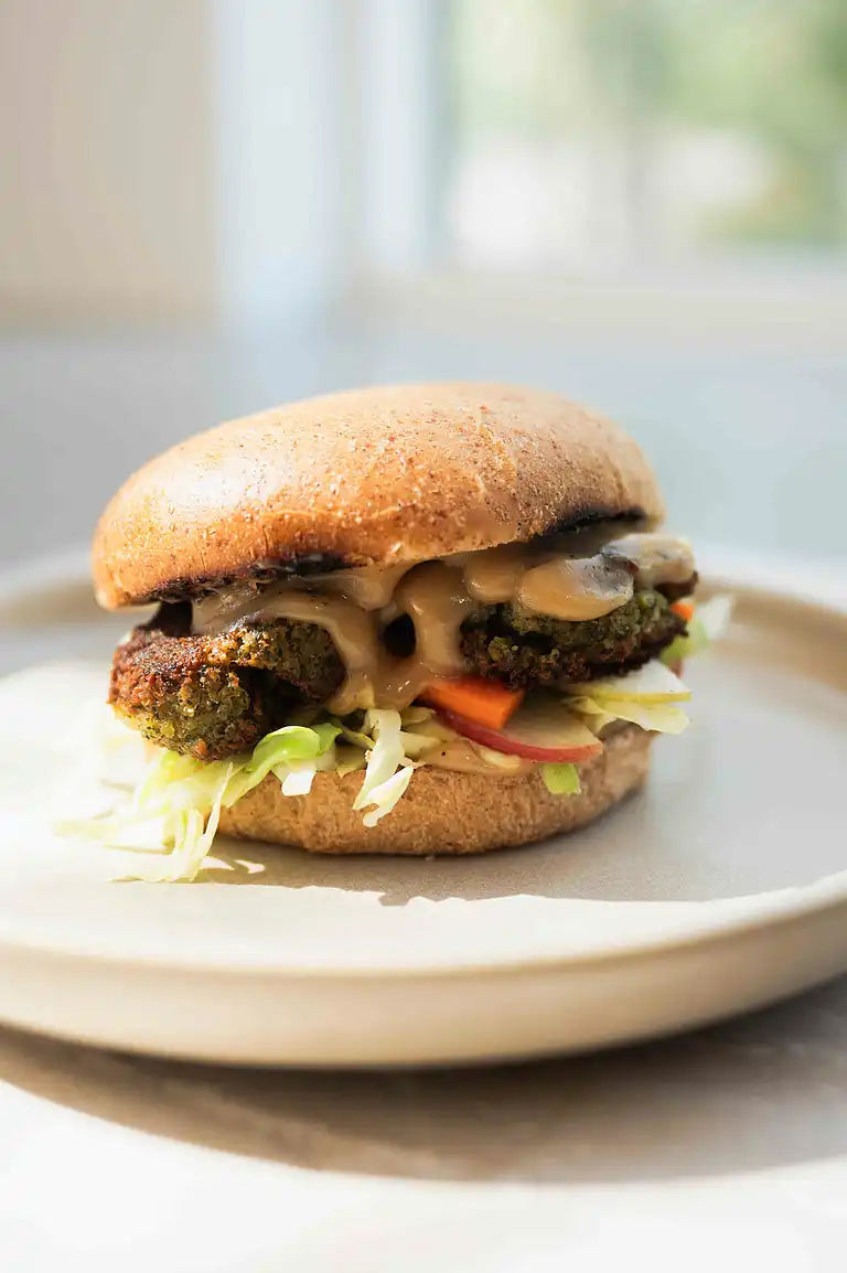 Falafelburger med avocadosalsa og sprød salat