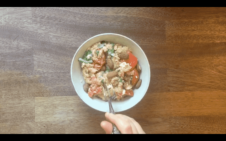 Farvet quinoa med bagte tomater, rødløg, mandler og feta