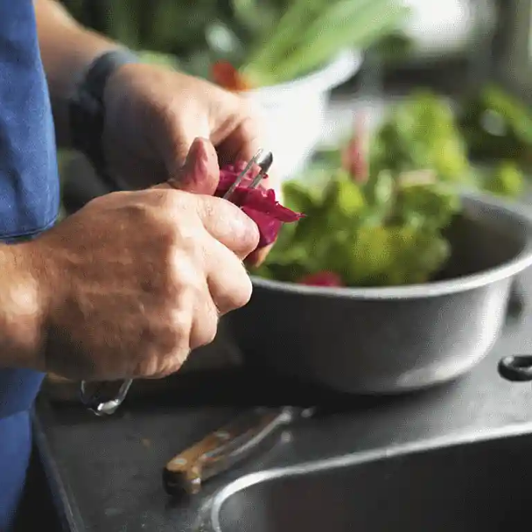 Fennikelpølser med nye kartofler og grøn salat med sprøde grøntsager og karse