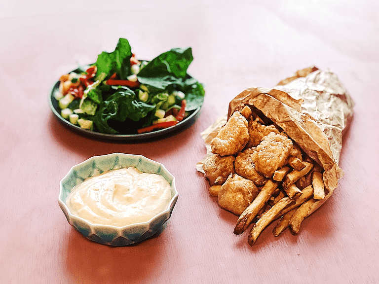 Fish and chips med sprød salat og dressing