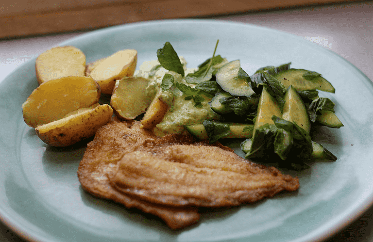 Fiskefilet med ærtecreme, kartofler og mynte-agurkesalat