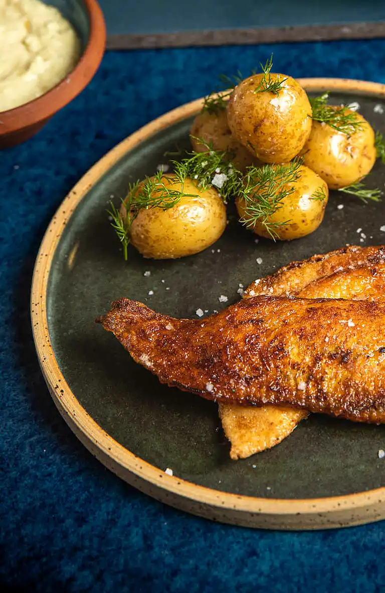 Fiskefilet med lyn-aioli og lun rosenkålsalat