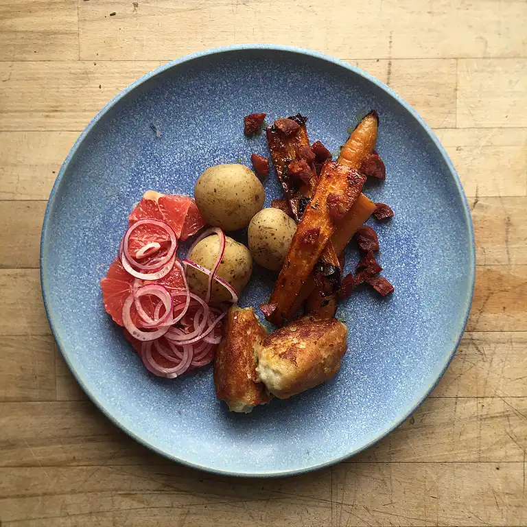 Fiskefrikadeller med grapesalat og gulerødder med timian og chorizo