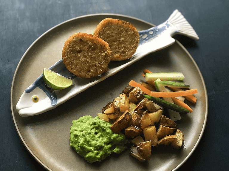 Fiskefrikadeller med avocadodip, ovnbagte kartofler og snackgrønt
