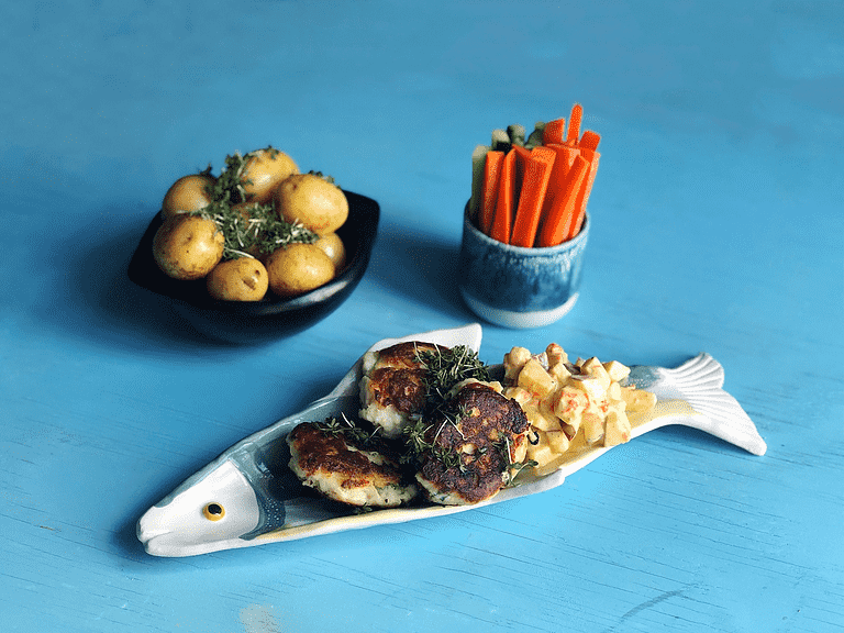 Fiskefrikadeller med grøntsagsremoulade, kartofler og snackgrønt