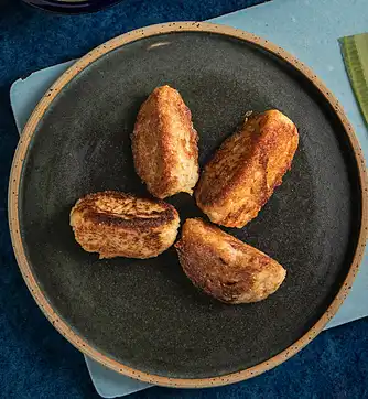 Fiskefrikadeller med nye kartofler og tomatsalat med friske grønne asparges