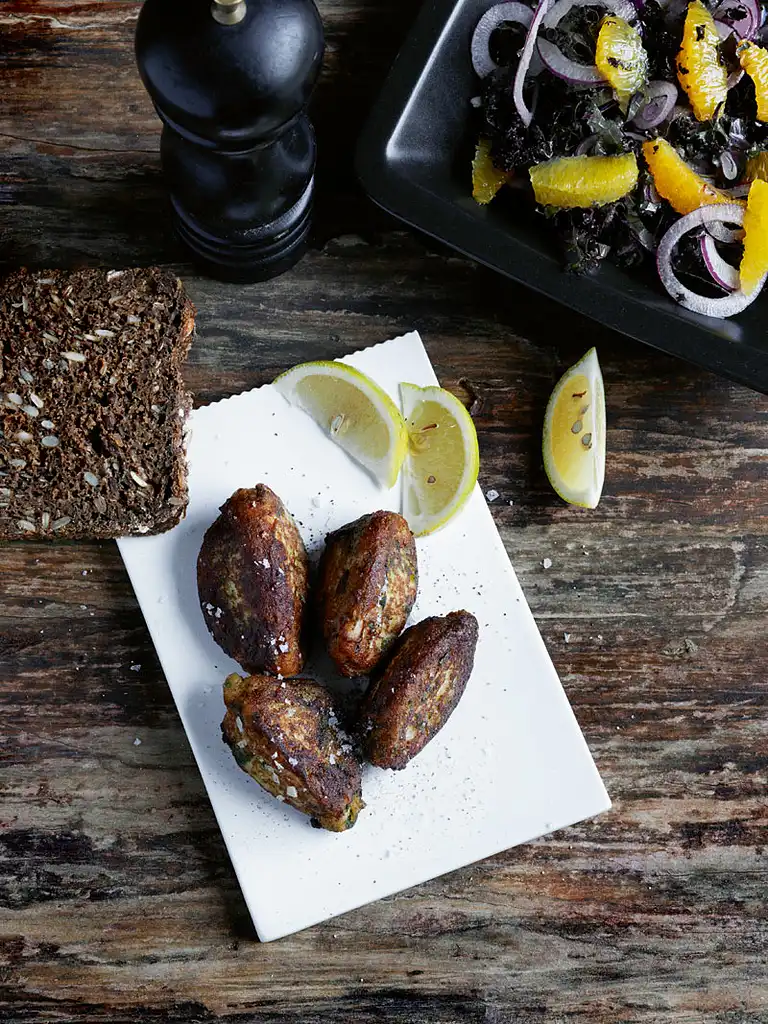 Fiskefrikadeller med rugbrød, grønkål og appelsinfileter 