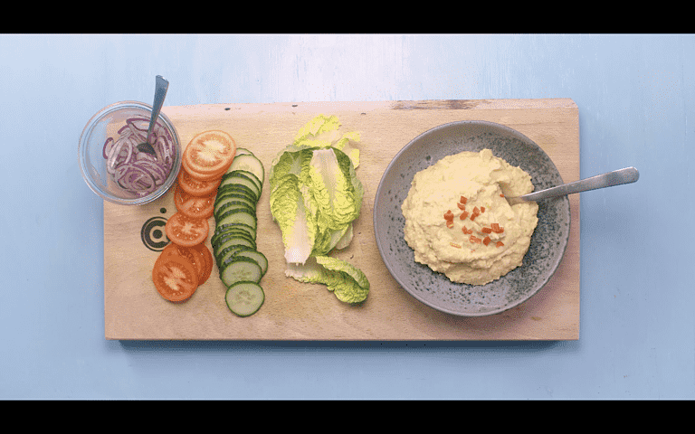 Flækærtehummus i pitabrød med salat og marineret rødløg