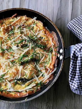 Forårsfritatta med grønne asparges, søde kartofler, bacon og sprød salat