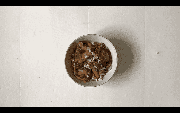 Nudelsalat med shiitake-svampe, tamaridressing og cashewnødder
