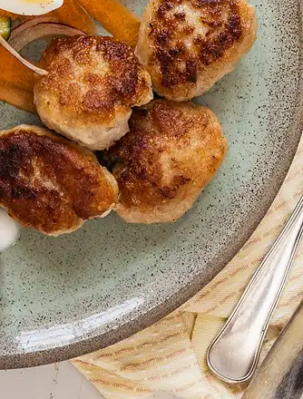 Frikadeller med champignon, blomkålssalat og stegte jordskokker