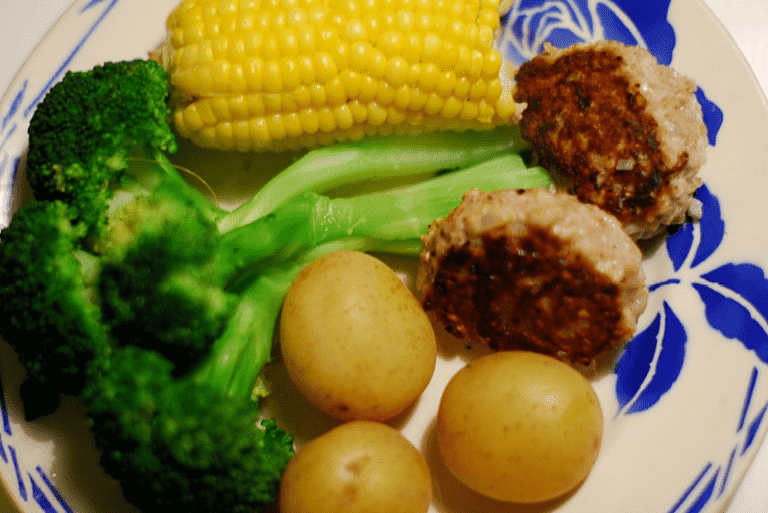 Frikadeller med kartofler, broccoli og majskolber
