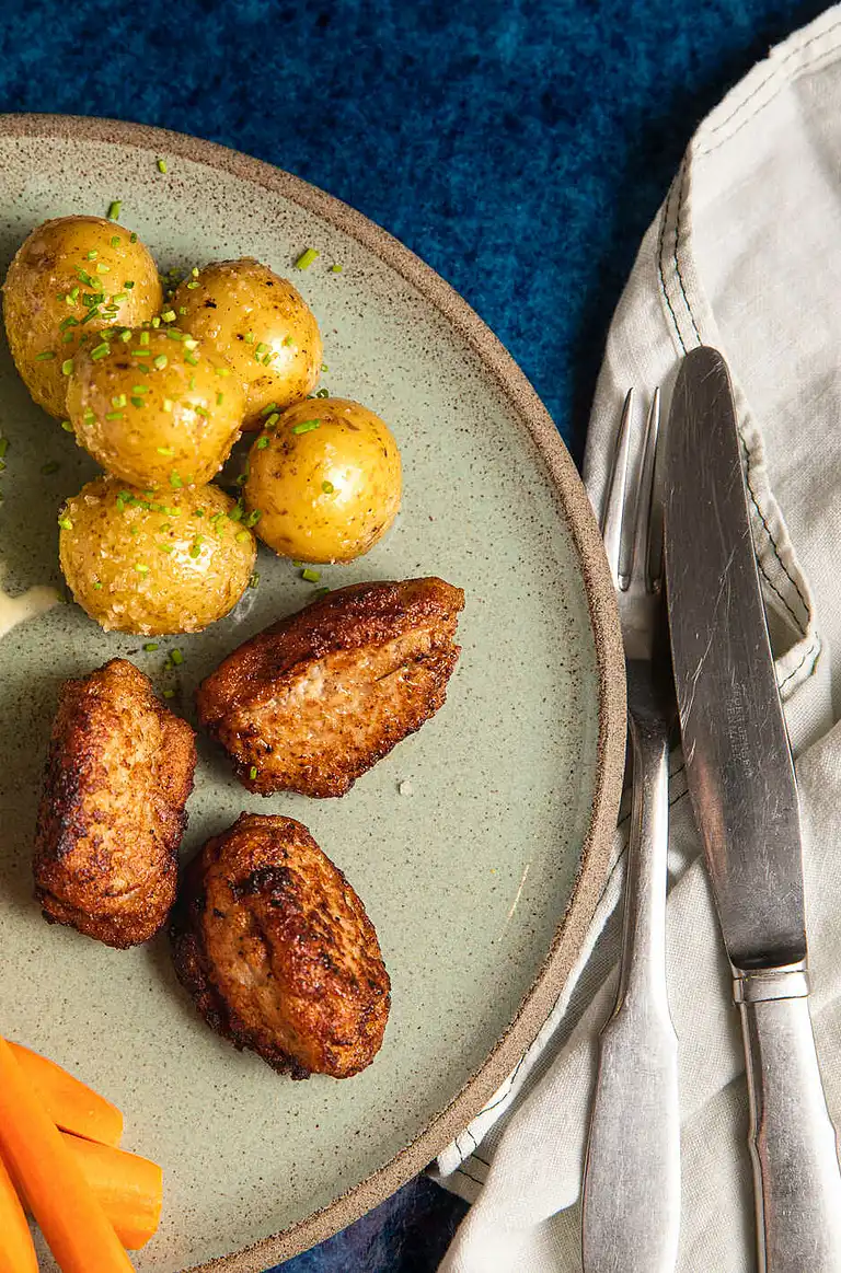 Frikadeller med råkost og kartofler