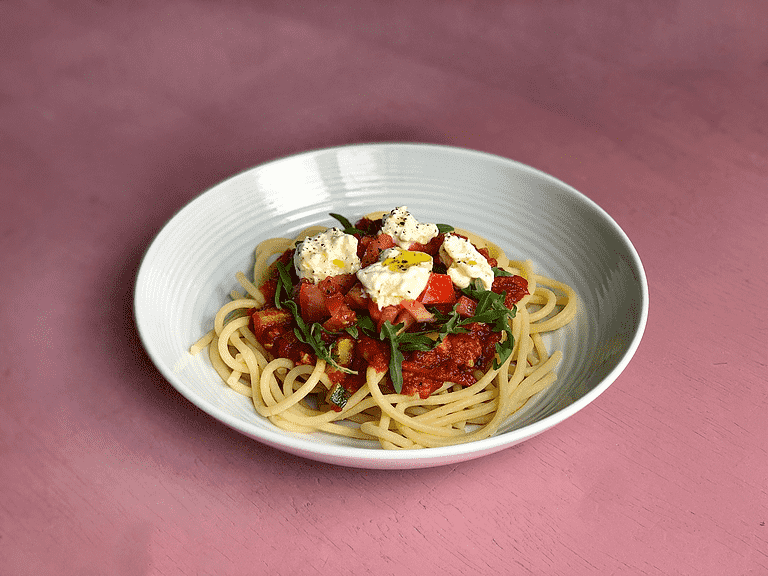 Frisk pasta i cherrytomatsauce med squash, mild chili og mozzarella