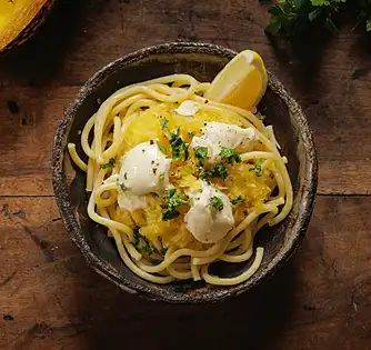 Frisk pasta med mørbagt spaghettisquash og cremet burrata