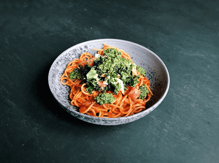 Frisk pasta i aromatisk tomatsauce med grønkål, burrata og pesto