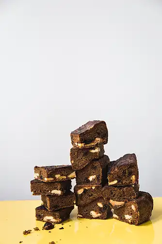 Fudgebrownie med tørrede tranebær og hvid chokolade