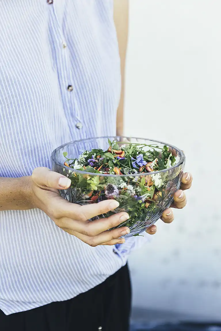 Fuglegræs, spiselige blomster og hyben med vinaigrette