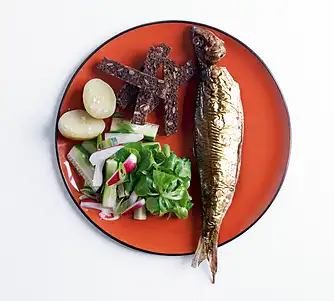 Fuldkornscroutoner med røget fisk og salat 