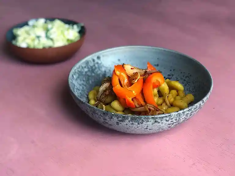 Gnocchetti med rød peber, løg og spidskålssalat med hytteost