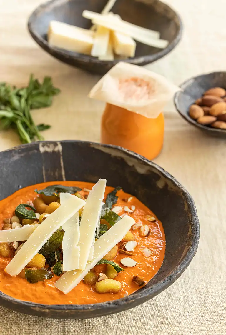 Gnocchi med parmesan og tomatsovs