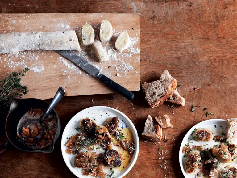 Gnocchi med urter og brændt timiansmør, brødkrumme og parmesan