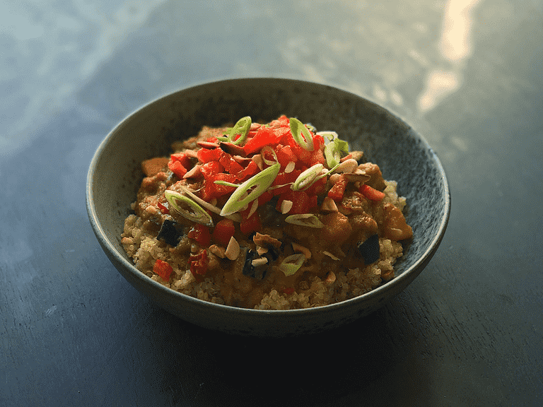 Græskar-curry med kokos, quinoa og ristede jordnødder
