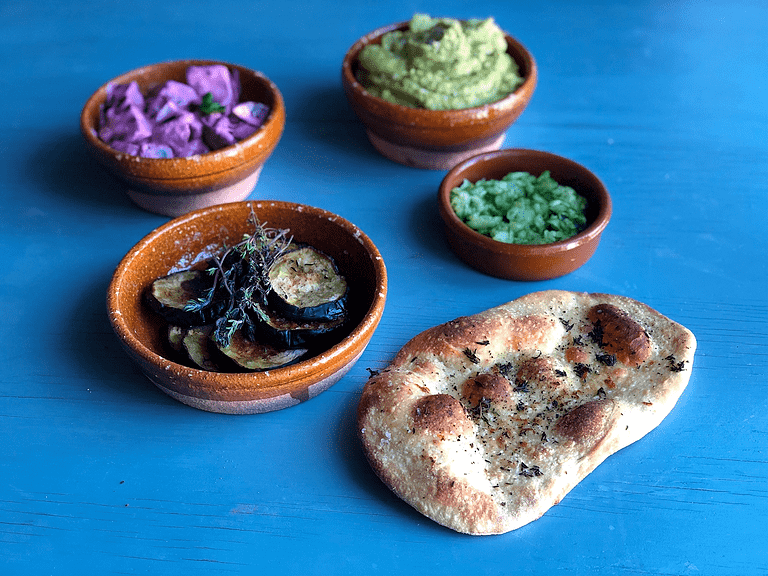 Græske meze – Rødbedesalat, flækærtehummus og bagt aubergine