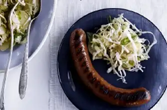 Grillede ristepølser og kartoffelsalat med spidskål