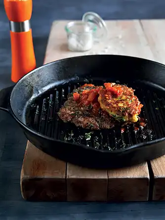 Grillede svinebøffer med majsfritter og tomat-chilimos