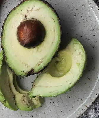 Grillet avocado med lune bønner og hytteost med tomat