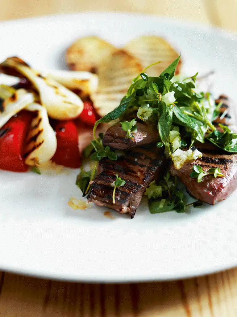 Grillet kalvelever med grillede løg og peberfrugt