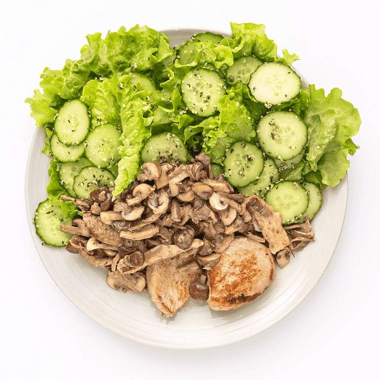 Stegt gris med flødestuvede svampe, grøn salat og hampefrø