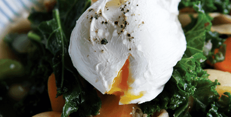 Grønkålssuppe med porcherede æg