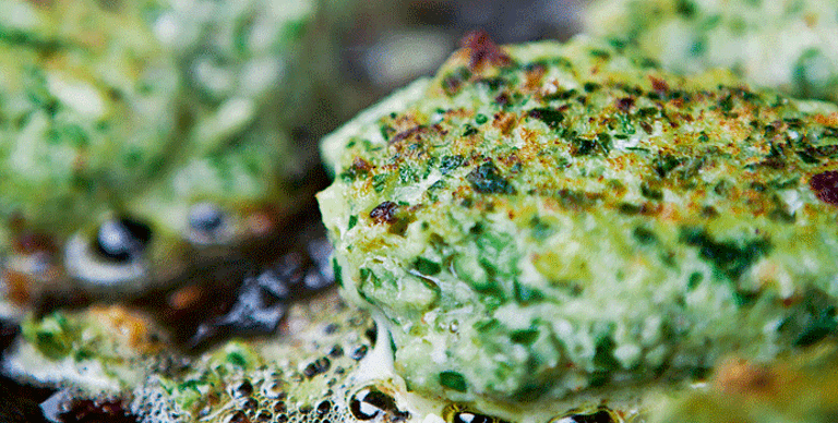 Gulerodssalat og grønne fiskefrikadeller med dip