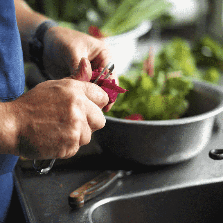Håndmad med leverpostej fra Holbæk og "salat" af agurk, radise og rå champignon