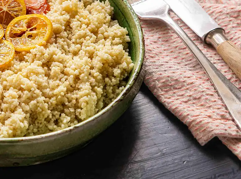 Hakkebøffer af gedekød med feta, couscous og oliven