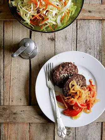 Hakkebøffer med peberfrugtsalat og lynstegt spidskål