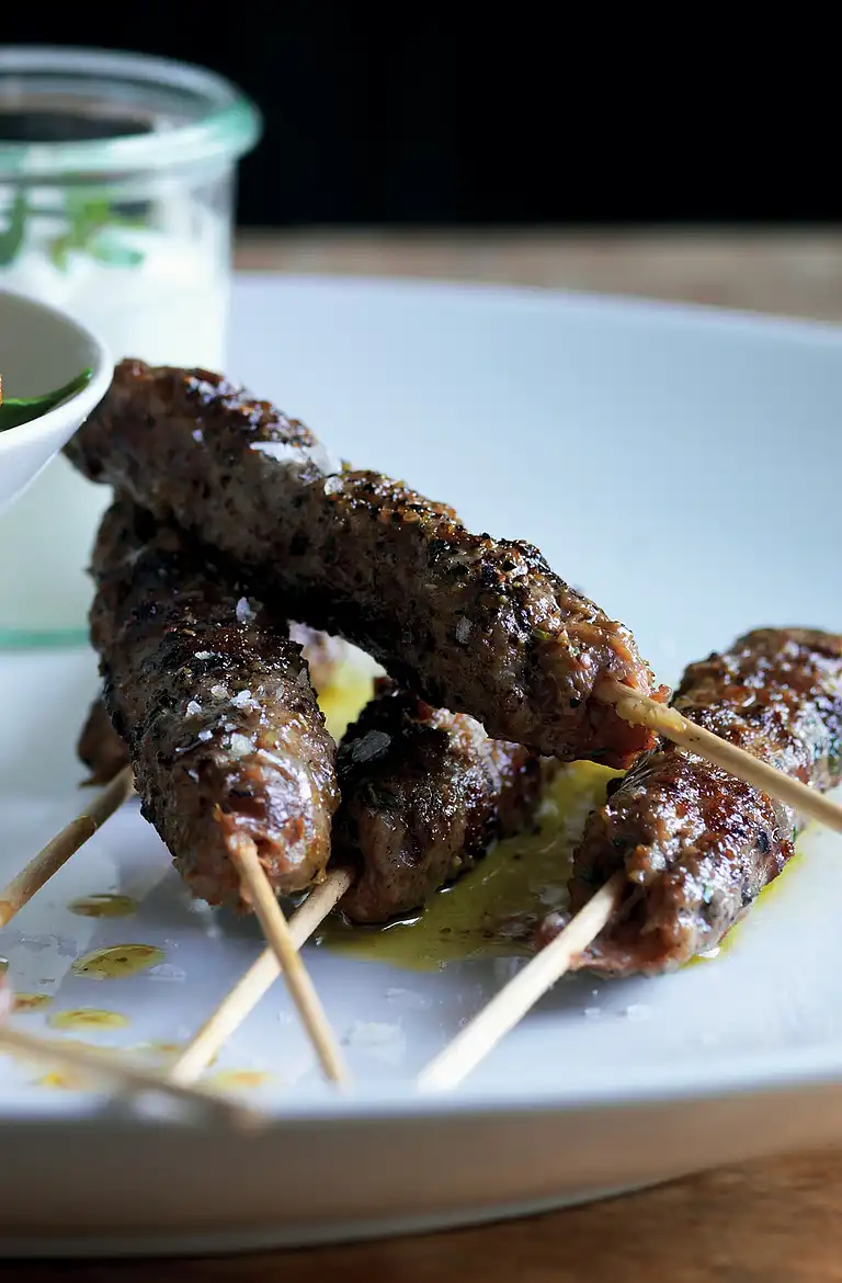 Kebab med rabarberkompot, nye kartofler og spidskålssalat med yoghurt